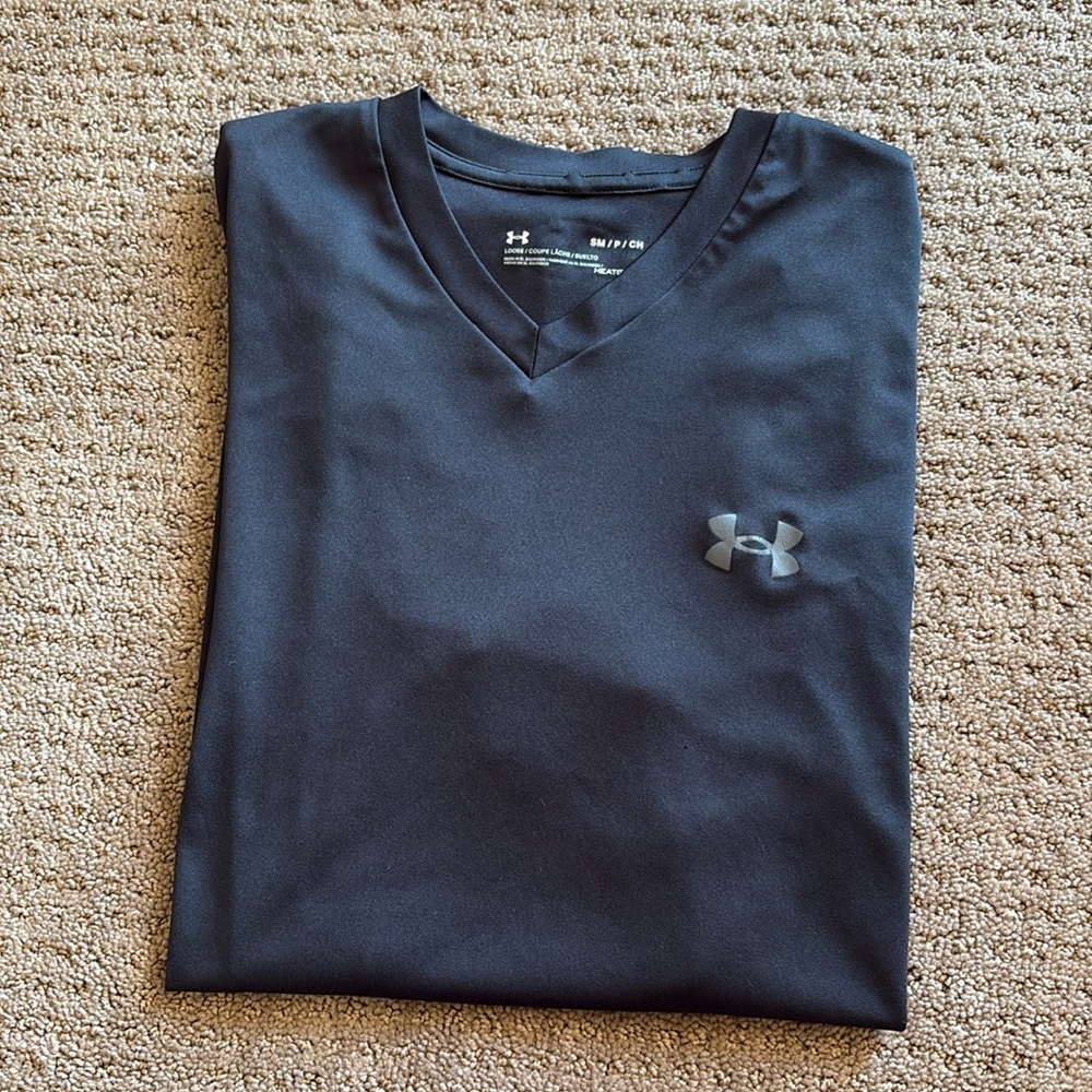 Under Armour Men's small Black V-Neck HeatGear Tee